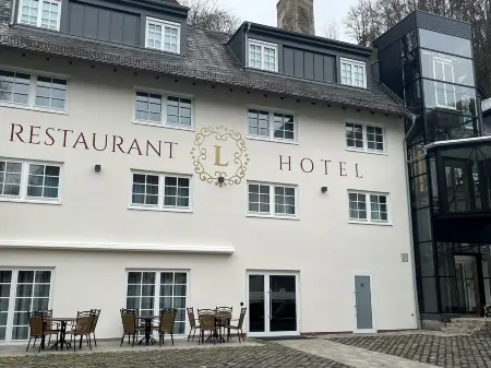 Landgasthof Zur Burg Grenzau Отели в г. Изенбург