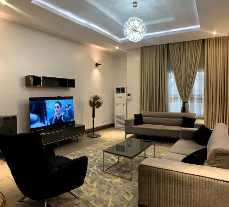 De James Hotels and Suites Отели рядом с достопримечательностью «Терминал аэропорта Абуджа Ннамди Азикиве»