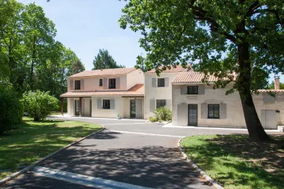 Le Clos des Lilas Отели в г. Рулле-Сент-Эстеф