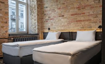 Globe Runner Hotel & Hostel