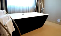 Hilton Winnipeg Airport Suites - Hot Tub