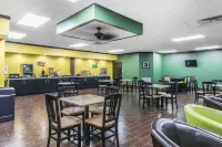Quality Inn Hinesville - Fort Stewart Area, Kitchenette Rooms - Pool - Guest Laundry Hôtels à : Hinesville