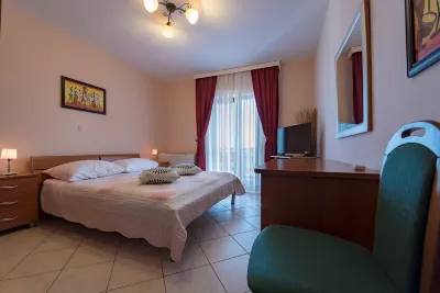 Hotel Aurora فنادق في ميدولين