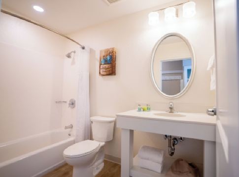 Basic King Room Cedar Point Hotel Breakers Photo