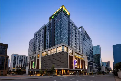 Holiday Inn & Suites Nashville Downtown - Broadway Hotels near Chet Atkins Statue