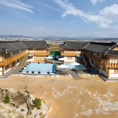 Gyeongju N Hanok Pension Отели рядом с достопримечательностью «Храм Сундокджон»