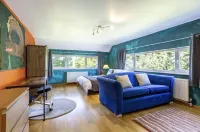 Sleeps10 18-Parking-Garden-Pool-HotTub-Balcony - balcony