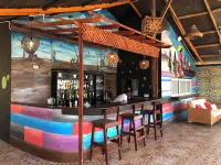Coconut Pointe Villa & Beach Resort - bar