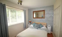 Doncaster - Boswell - Large Balcony Apartment & Parking - 2 Bedrooms - Close to Town & Racecourse Hotels near Vision Express Opticians - Doncaster