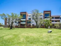 Manhattan Luxury Apartments โรงแรมในเซ็นจูรี ซิตี้