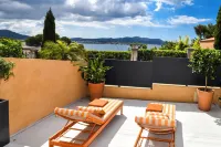 Near beach and port, renovated T2 sea view apartment with large terrace and private parking space