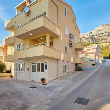 Apartments Zelic Tucepi Отели рядом с достопримечательностью «Пляж Макарска»