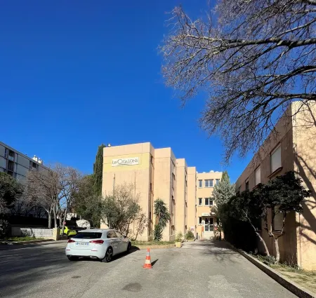 Hotel les Cigalons Отели рядом с достопримечательностью «Eglise Sainte-Rita de Marseille»