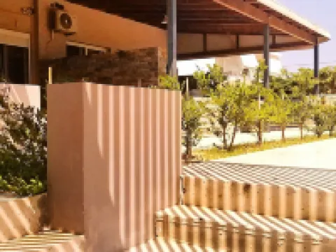 Petries Studios Hotels in Distos