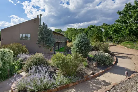 Ojo Santa Fe Spa Resort Отели в г. Лос Серриллос