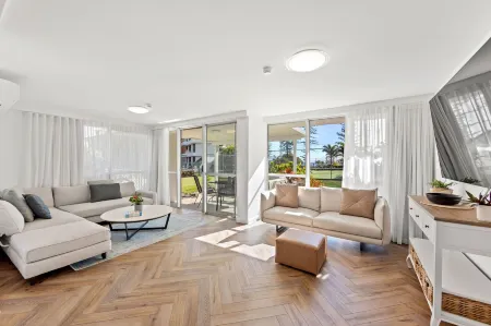 Burleigh Beach Tower Отели рядом с достопримечательностью «Парк Джон Лос»