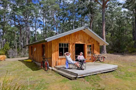 Saintys Creek Cottage Отели рядом с достопримечательностью «Bruny Island Ferry Terminal»