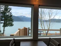 The Lodge on Harrison Lake - Bjergudsigt