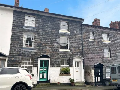 Georgian House to let in Newtown, Powys. Mid Wales.Accommodation for 4 persons. Hotels near The Buck Inn