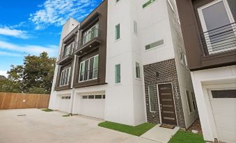 Newly Built Modern 3 Bedroom Houston Home