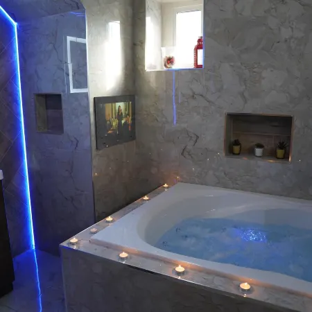 2 Bed Flat - Sleeps 4 - Jacuzzi Bath - Parking