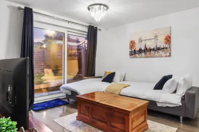 Inviting 2-Bed House in Milton Keynes - Netflix