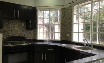 4 Bed House-Sleeps 8-Pet Friendly-Private Garden