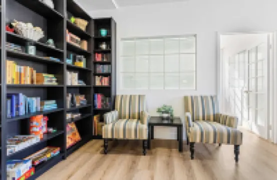 Walk to Beach Pool, Hot Tub, Private Patio, Parking Seabreeze Retreat