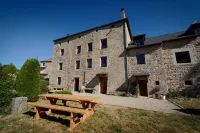 Le Petit Château du Villard  (103941425) Hôtels à : Loubaresse