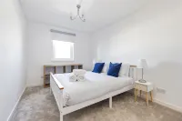 JOIVY Stunning 2-Bed Flat W/ Free Parking Hotels in Slateford