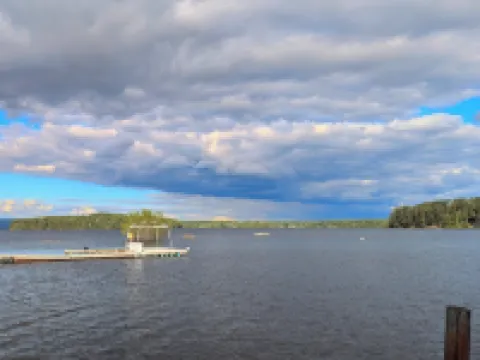 Cozy lake view home, centrally located with lake access and private dock! โรงแรมในFulton County