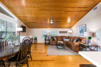 Riverfront Escape with Fire Pit and Kayak - Bright and Inviting Retreat Отели в г. Комаль