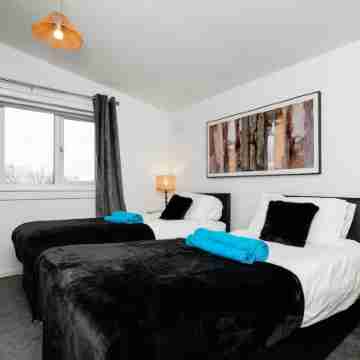 3 Bed House with Driveway- by Holiday Homes Rooms