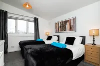 3 Bed House with Driveway Hotels in 