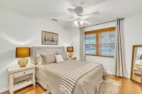 Blueberry Bungalow - Charming 3 bedroom house in peaceful Richmond Hill.