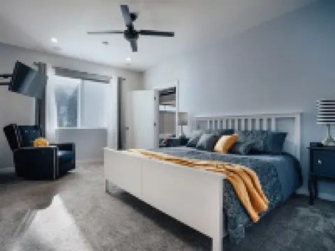 Mountain home with beautiful view, Full Kitchen, Sleeps 10, Can walk to Woodward Hotels in Summit Park