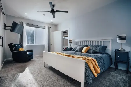 Mountain home with beautiful view, Full Kitchen, Sleeps 10, Can walk to Woodward