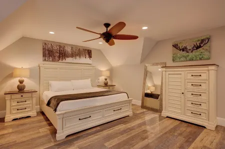 Luxury 4BR Townhouse with Hot Tub, Fireplace, Deck & Game Room in Conway, NH