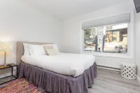 Bright & Airy Modern Cozy Condo in the Heart of Snowmass Village