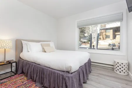 Bright & Airy Modern Cozy Condo in the Heart of Snowmass Village Отели рядом с достопримечательностью «Аспен Сноумасс Ски Резорт»