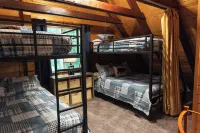 Serene chalet with fire pit, hot tub and barrel sauna in Shanty Creek
