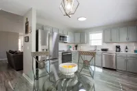 12 minutes to Wet 'n Wild Water Park! Family-sized 3 bedroom cozy happy home!