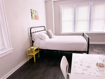 Chic studio in Loyola University with WiFi, fitness room, steps from the lake