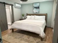 ADK Retreat - Northern Lake George - Sleeps 8 - Boating, Hiking, & History Hotels in Ticonderoga