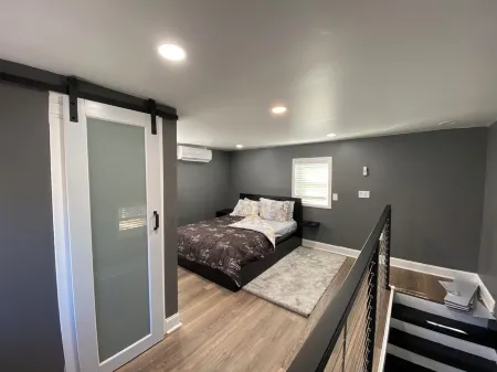 Stylish Guesthouse • Hot Tub • Private Entry Отели в г. Грешам Парк