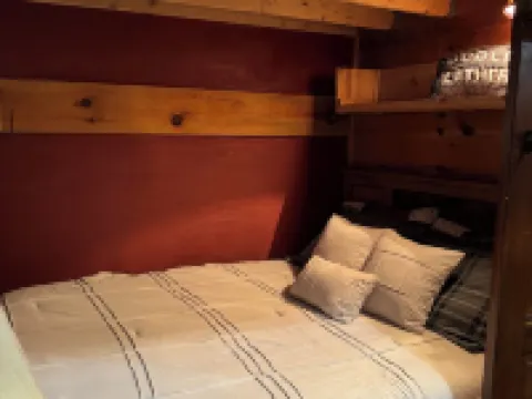 Barn stay with dairy goats! Your clean cozy spot in the barn is waiting for you 奧蘭治縣酒店