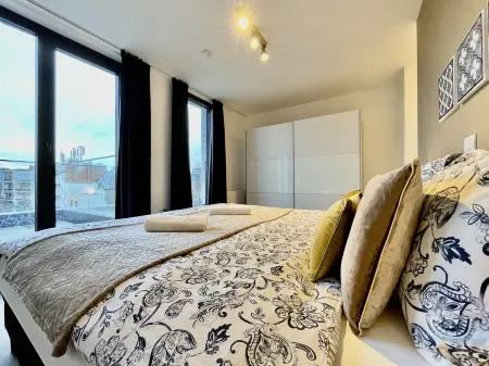 OneLuxStay Near Diamond District Отели рядом с достопримечательностью «Собор Антверпенской Богоматери»