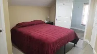 Spacious 4-bedroom 2 Bath in central Wilmington.with Hot Tub. Walmart Supercenter附近的飯店
