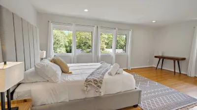 Stay,Work,Thrive on the premier House, Entire home in McLean Отели рядом с достопримечательностью «Мадейра Скул»