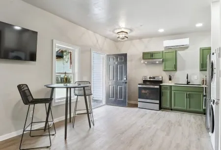 Crystal Clear Comfort Studio ~D